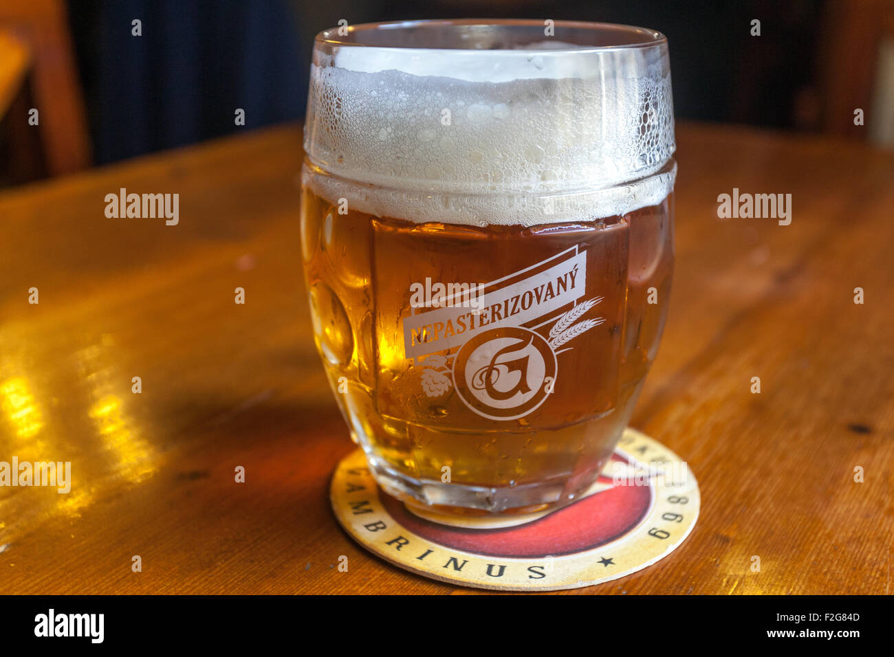 Gambrinus tschechisches Bierglas auf Matte Prager Bartisch Tschechisch Republik Stockfoto