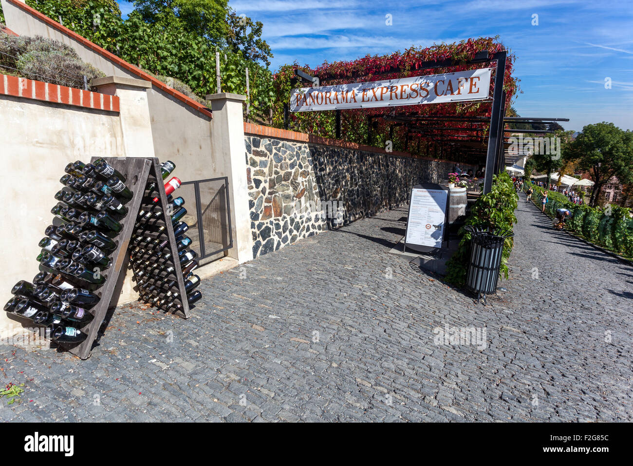 Die Südhänge des Prager Burg gepflanzt, Weinberge, Wein-Bar und Cafés Prag, Tschechische Republik, Europa, Stockfoto