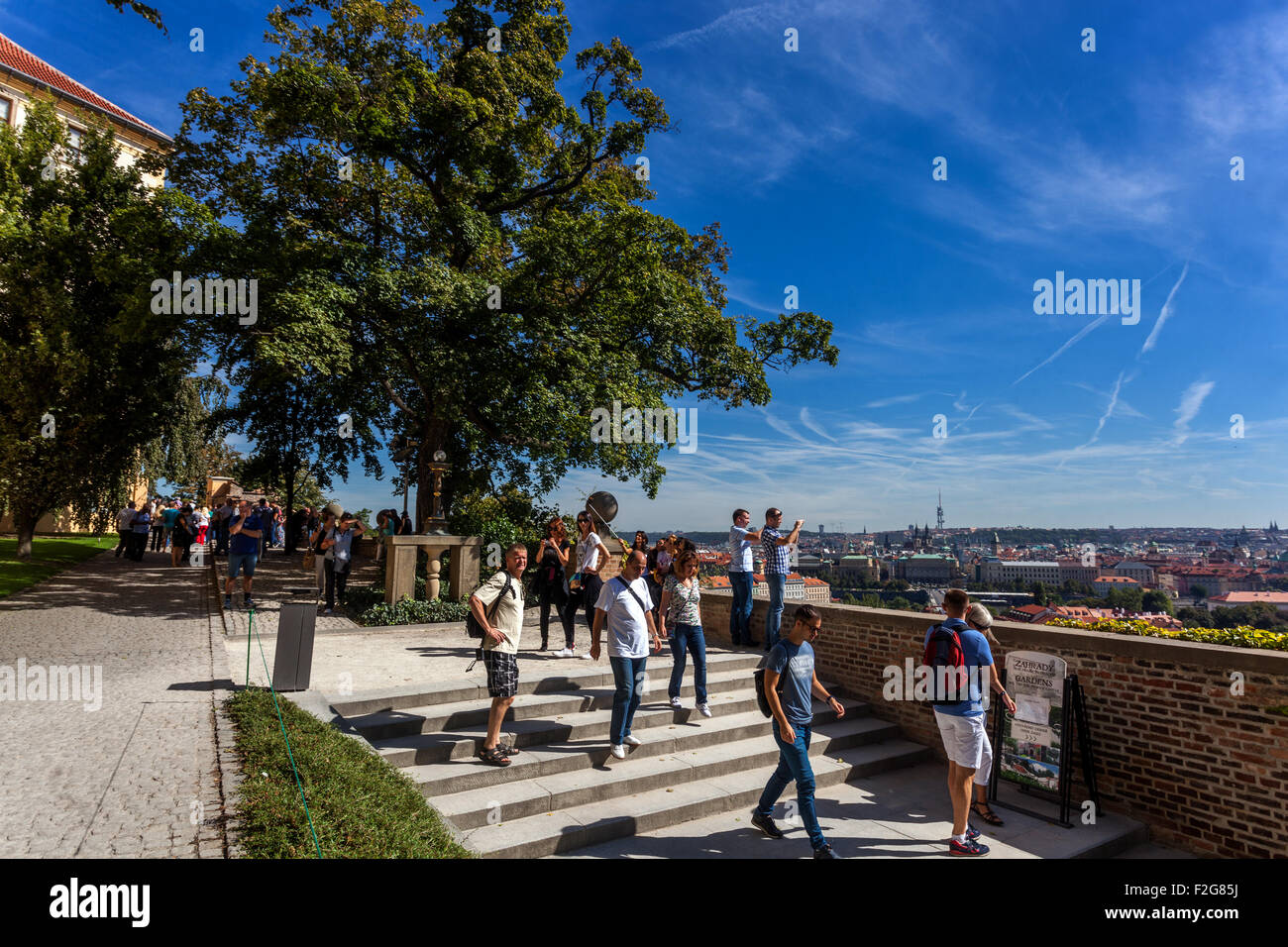 Prager Schlosspark Tschechische Republik Touristen zu Fuß Prager Schlosspark Na Valech schöne Aussicht Aussicht Europa Stadt Leute gehen Prager Treppe Stockfoto