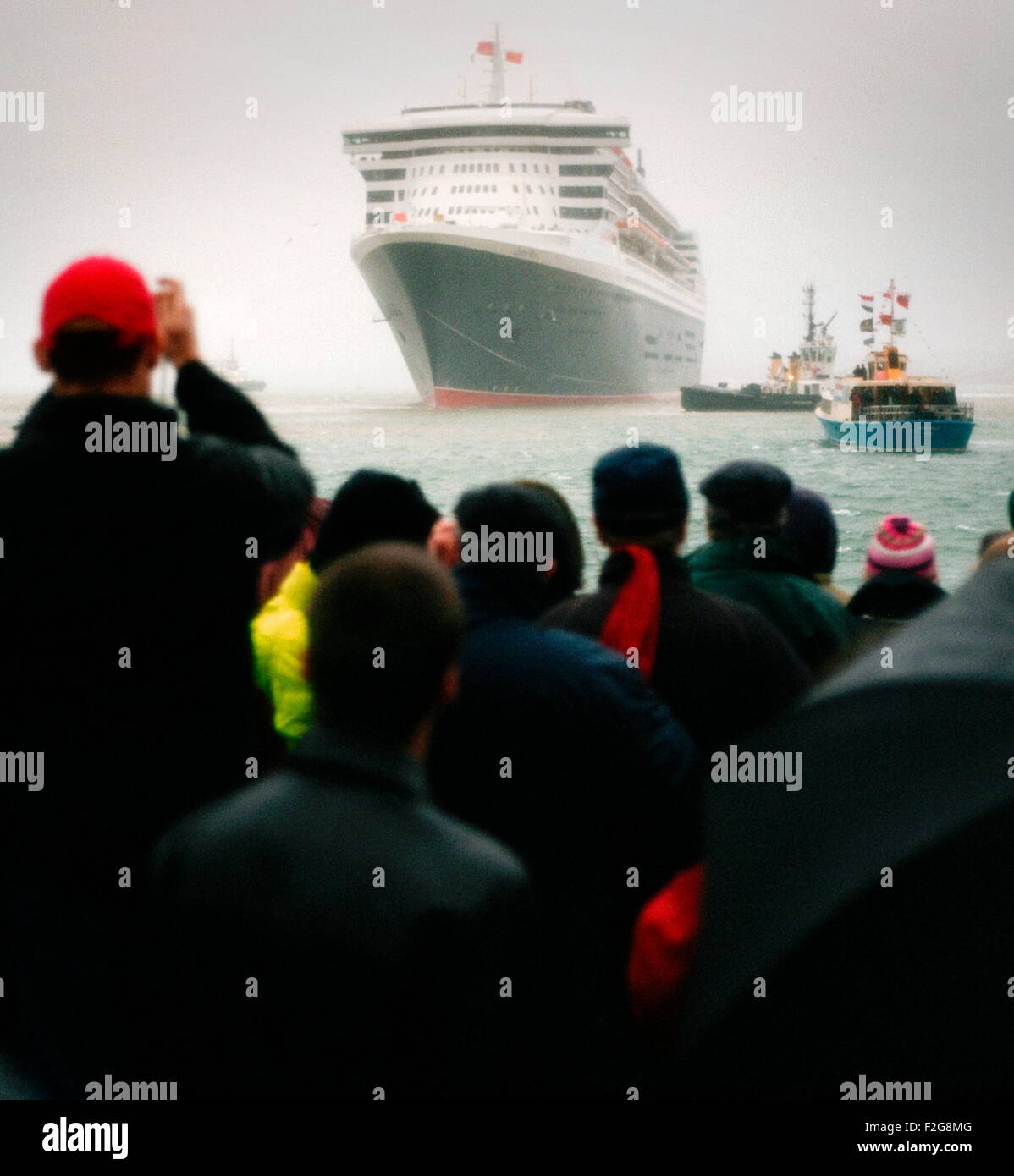 AJAX-NEWS & FEATURE SERVICE. 26. DEZEMBER 2003. SOUTHAMPTON, ENGLAND.  -MAJESTIC - CUNARD LINE NEUE QUEEN MARY 2 INSZENIERT EINEN MAJESTÄTISCHEN EINGANG ZU IHREM HEIMATHAFEN UNTER BLEIERNEN WINTERLICHEN HIMMEL.  FOTO: JONATHAN EASTLAND/AJAX.  REF: 326122_8 Stockfoto