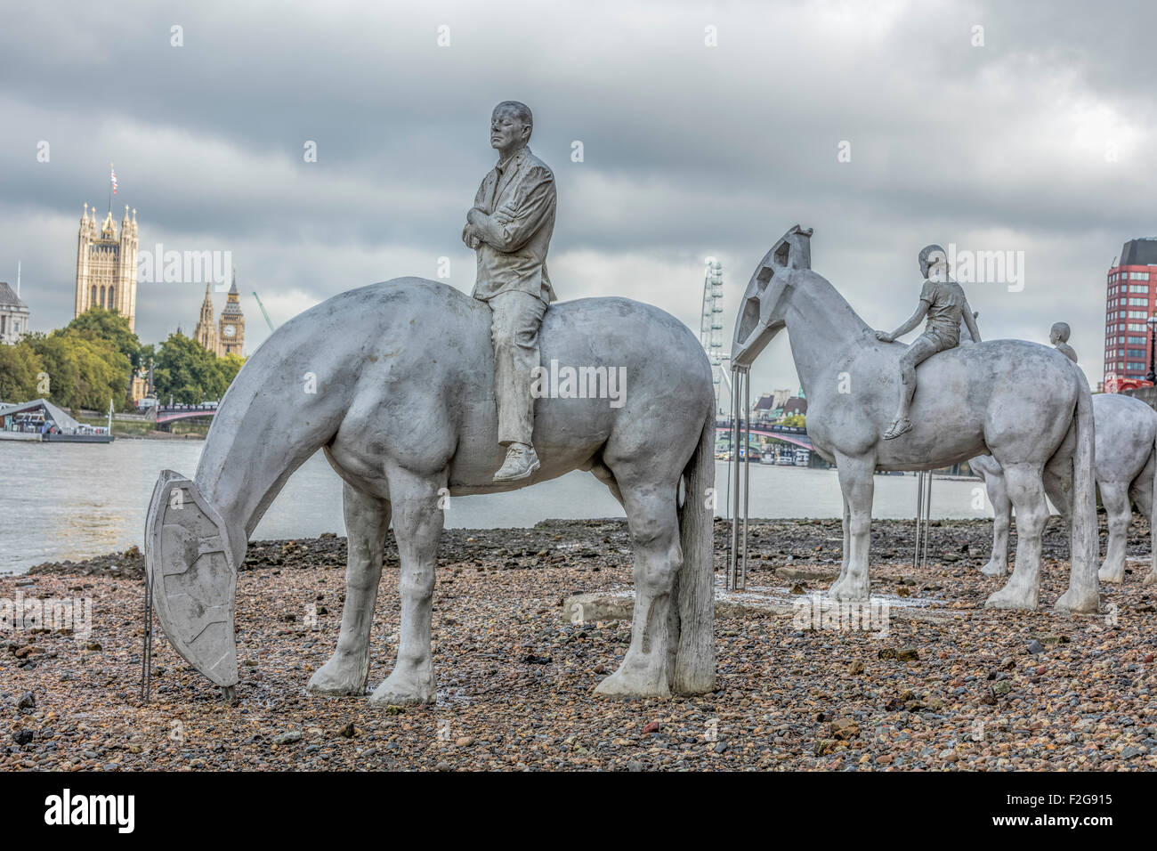 Weiße Pferde The Rising Tide Skulptur auf die Vauxhall-Vorland der Themse in London mit Big Ben und Parlament Stockfoto
