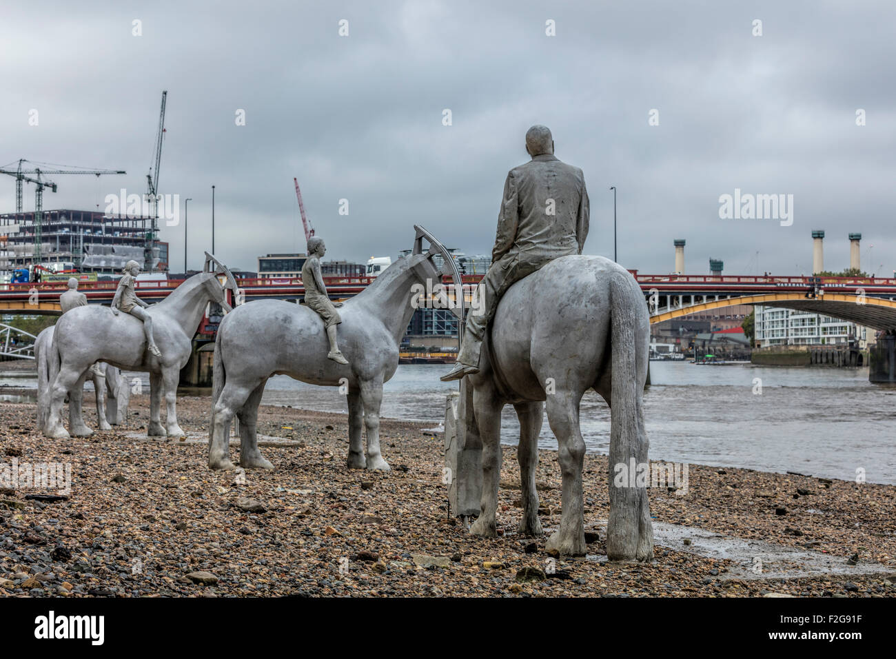 Die weißen Pferde Skulptur The Rising Tide, bei Ebbe mit Vauxhall Bridge und Battersea Power Station in der Ferne. Stockfoto