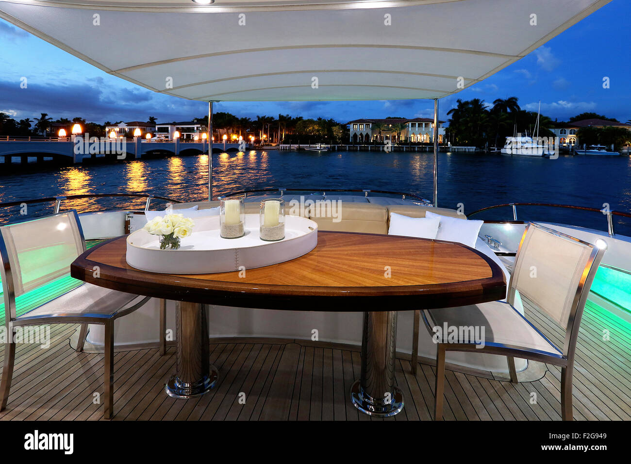 Outdoor-Essbereich auf Luxus-yacht Stockfoto