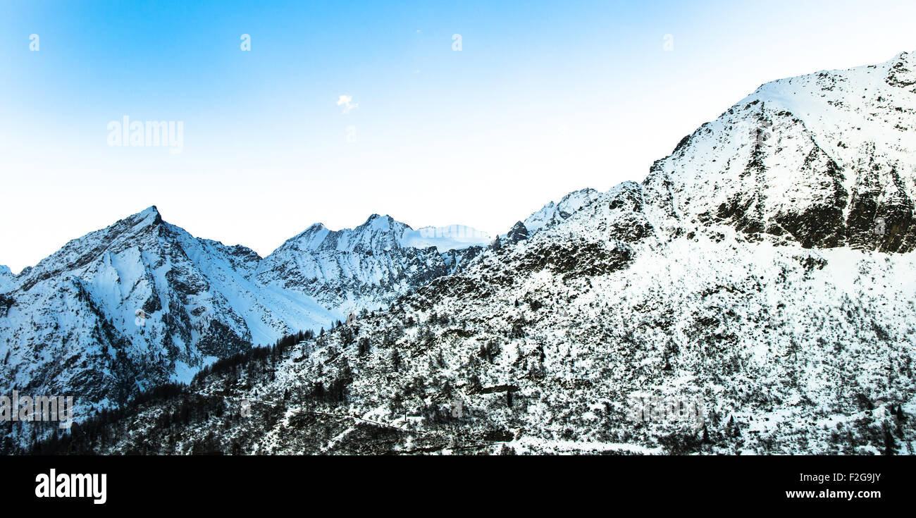 Blick auf die Spitze eines Berges mit Schnee bedeckt. Stockfoto