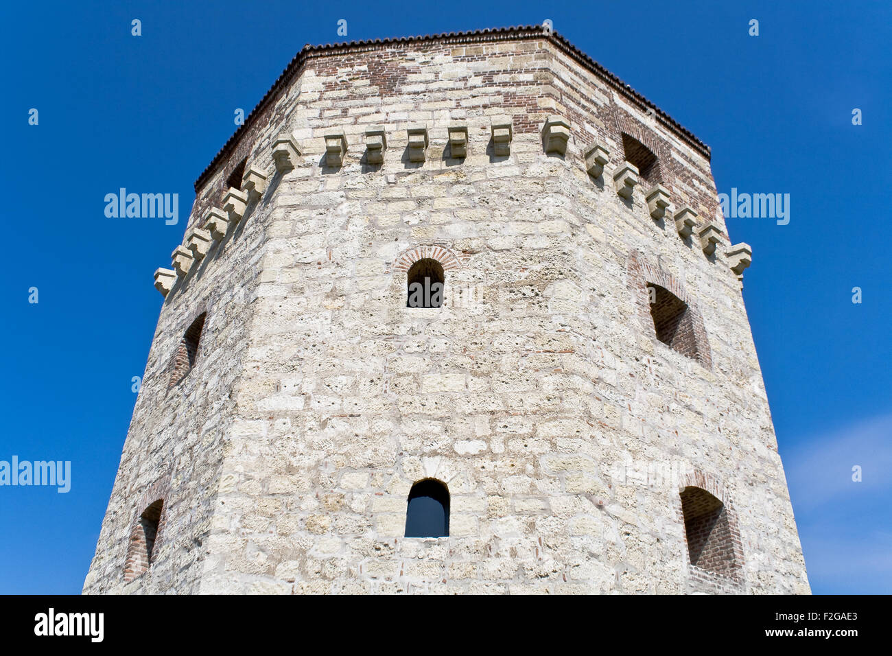 Alten Turm der Belgrader Festung über blauen Himmel Stockfoto
