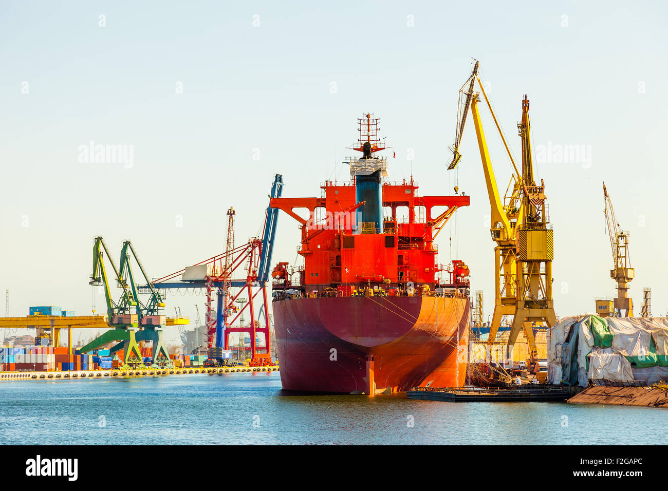 Schiff am Kai in Werft Danzig, Polen. Stockfoto