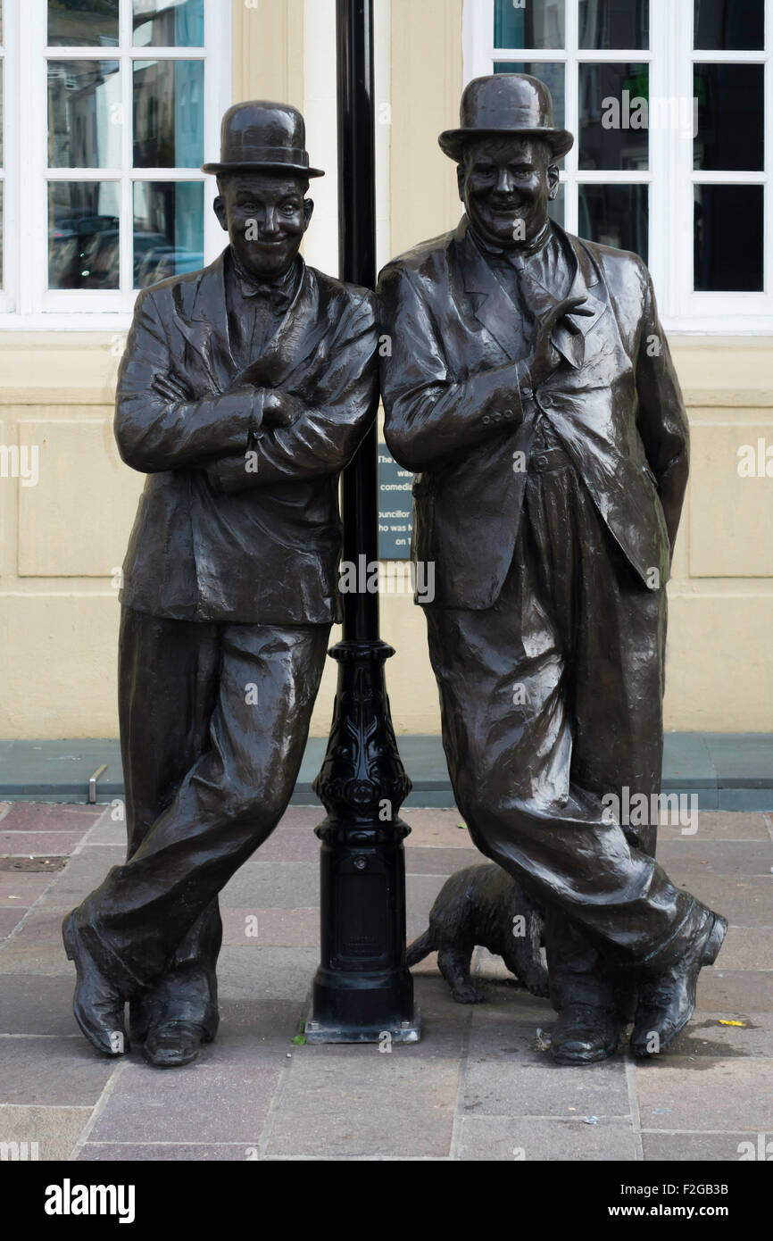 Statuen der Komödie Schauspieler Stan Laurel und Oliver Hardy außerhalb der Krönung Hall Theatre in Laurel es Heimatstadt Ulverston Stockfoto