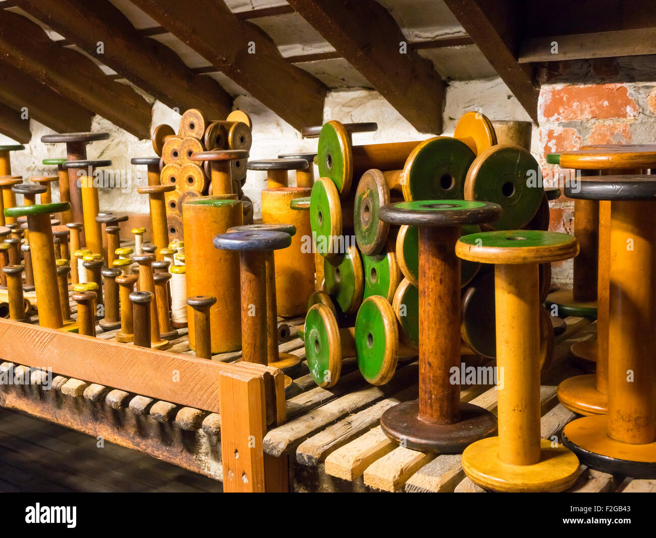 Hölzerne Spulen für die Textil-Industrie-Beispiele des fertigen Produkts an Stott Park Spule Mühle Stockfoto