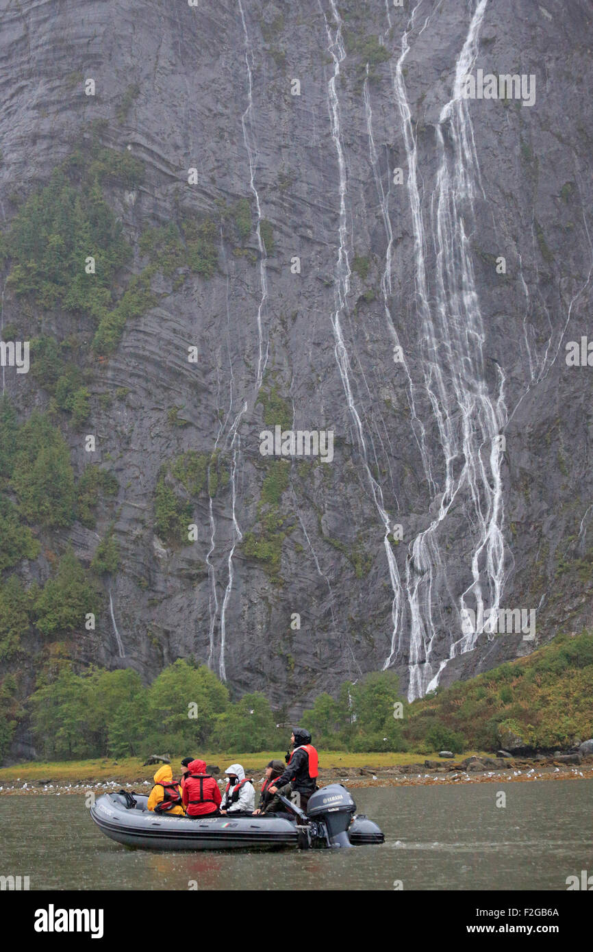 Tierkreis Cruisen unter Wasserfall an der Muschel Inlet Great Bear Regenwaldes Kanada Stockfoto