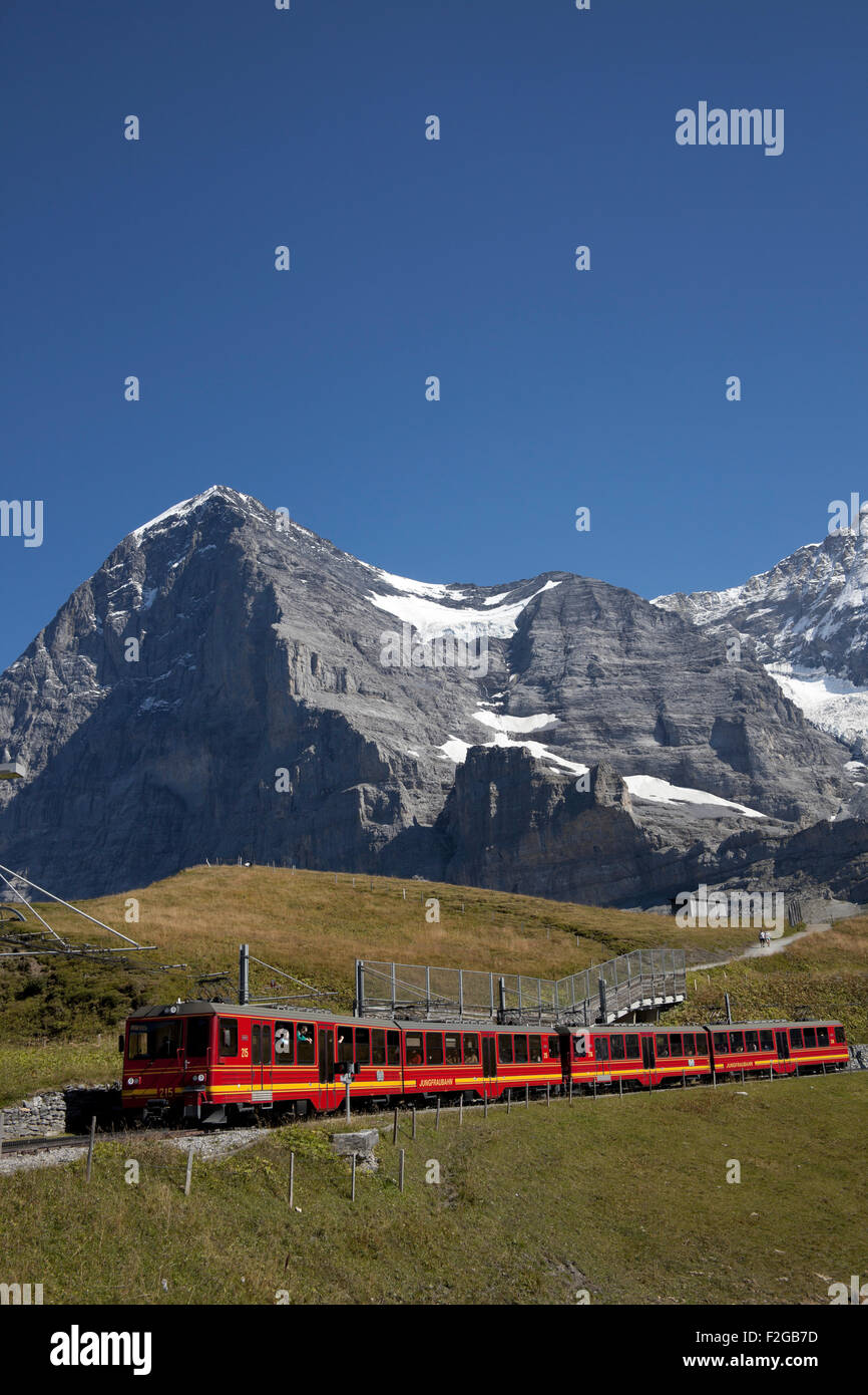 Jungfraubhan trainieren sich nähernden Bahnhof Kleine Scheidegg mit Eiger im Hintergrund der Schweiz Europa Stockfoto
