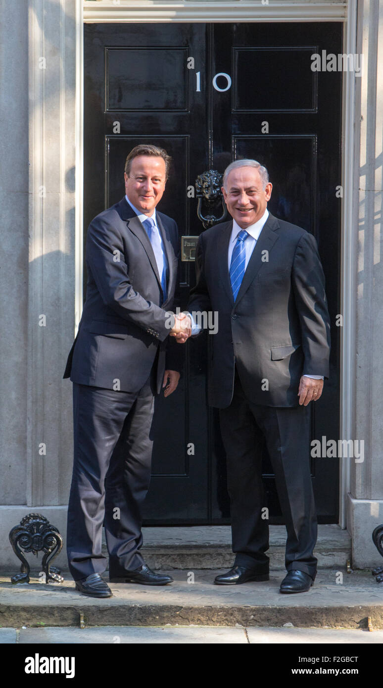 Premierminister David Cameron mit der israelische Ministerpräsident Benjamin Netanyahu auf den Stufen der Nummer 10 Downing street Stockfoto
