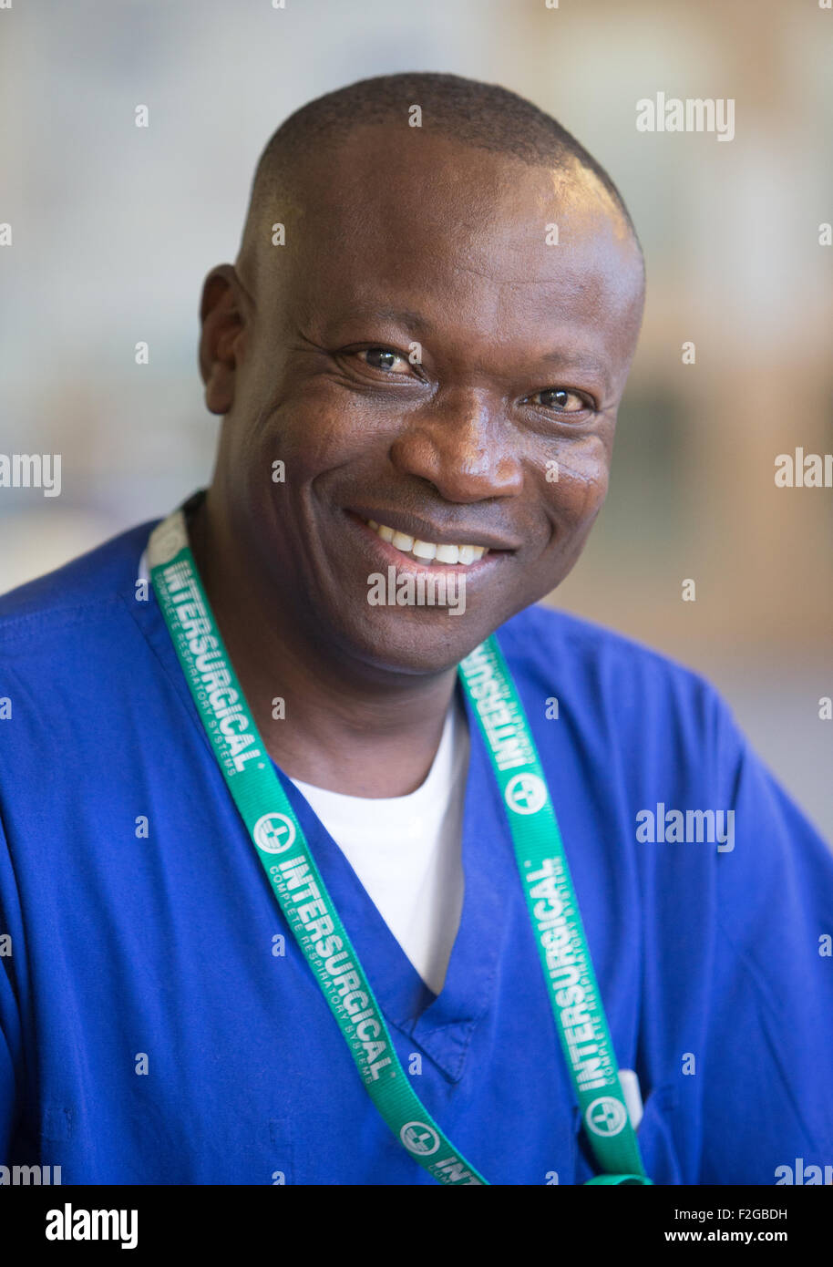 Scheuert sich ein Lächeln auf den Lippen tragen NHS-healthworker Stockfoto