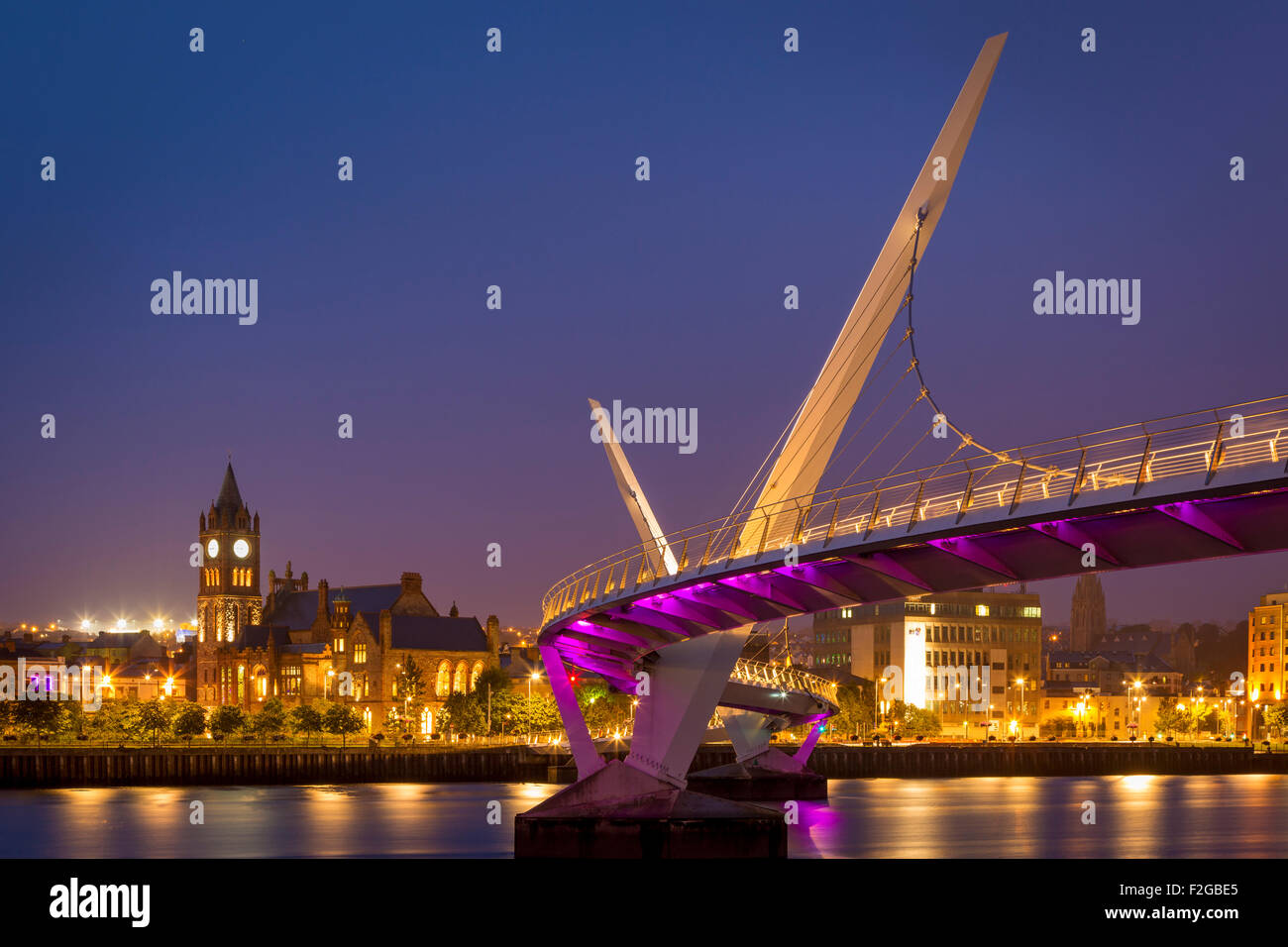Dämmerung über die Peace Bridge und die Skyline von Londonderry/Derry, County Londonderry, Nordirland, Vereinigtes Königreich Stockfoto