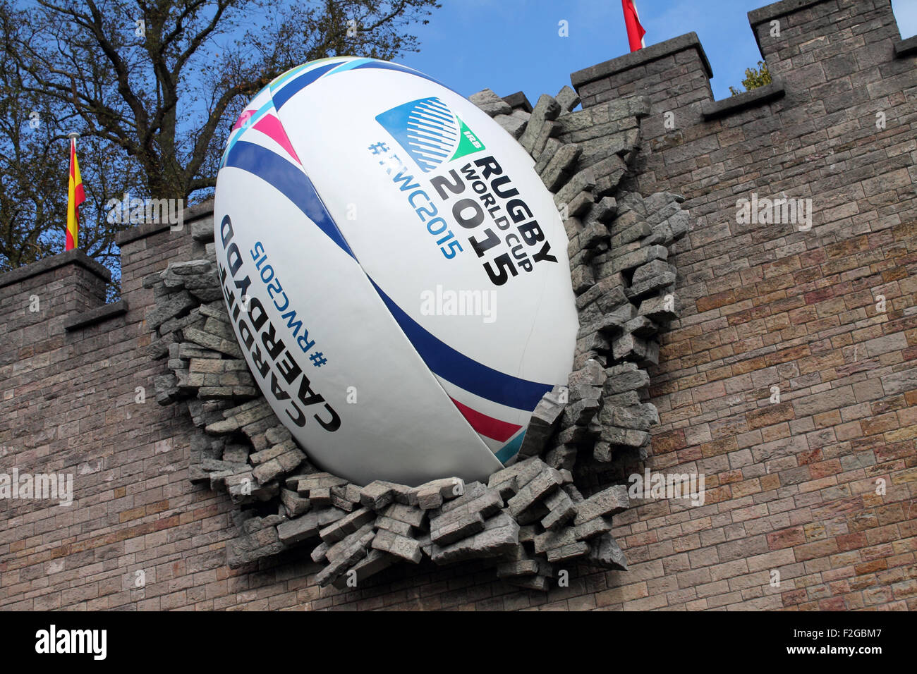 Riesige Rugbyball stürzt in Cardiff Castle zum Start des Rugby World Cup 2015, Freitag, 18. September 2015 Stockfoto