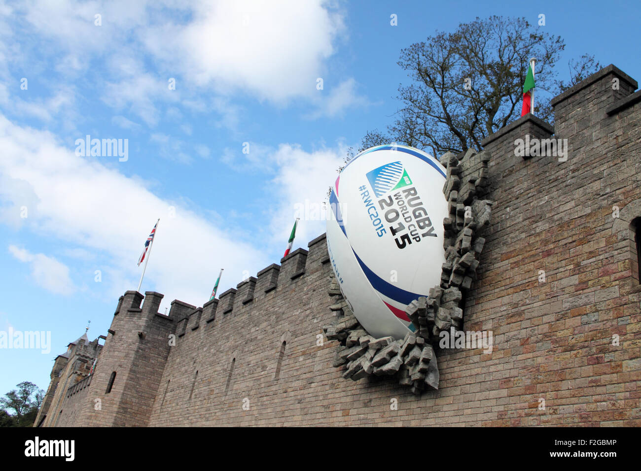 Riesige Rugbyball stürzt in Cardiff Castle zum Start des Rugby World Cup 2015, Freitag, 18. September 2015 Stockfoto