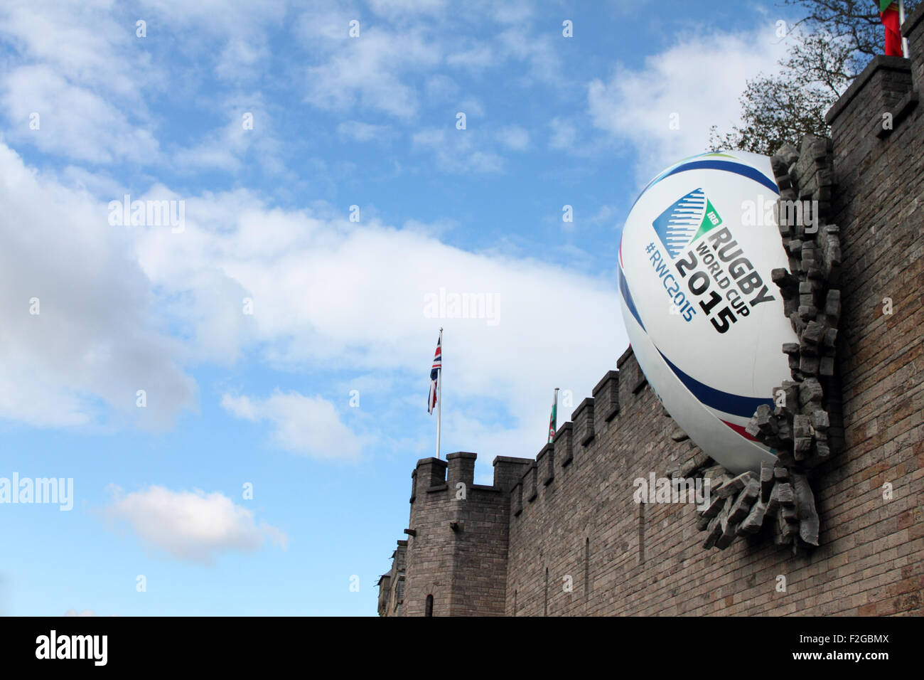 Riesige Rugbyball stürzt in Cardiff Castle zum Start des Rugby World Cup 2015, Freitag, 18. September 2015 Stockfoto