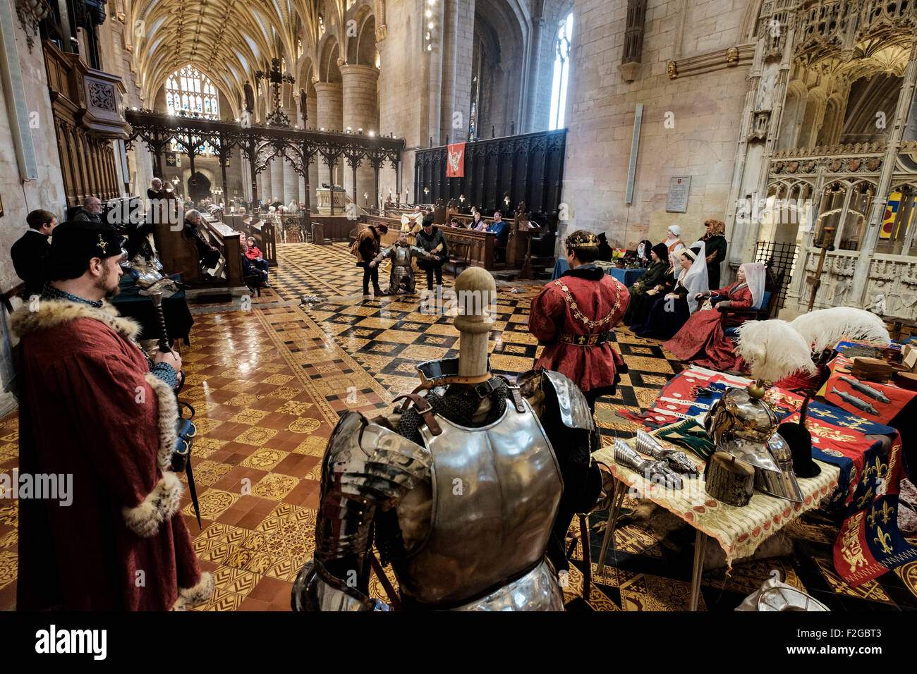 Mittelalterlichen Reenactment-Gesellschaft, die Durchführung einer Knighting Zeremonie in Tewkesbury Abbey Stockfoto Mittelalterlichen Reenactment-Gesellschaft, die Durchführung einer Knighting Zeremonie in Tewkesbury Abbey Stockfoto