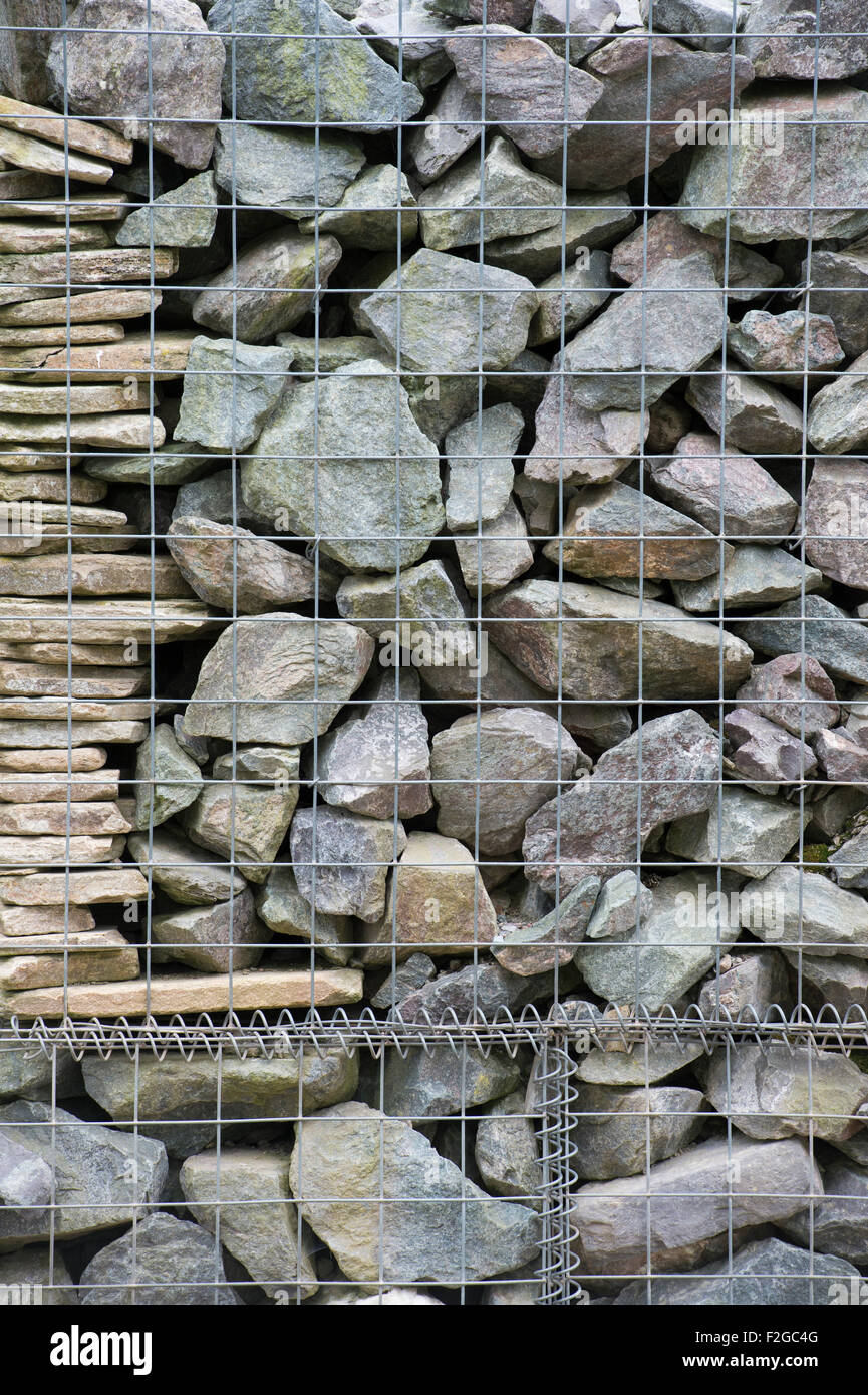 Stein gefüllt Gabione Stützmauer Gartenmauer Stockfoto