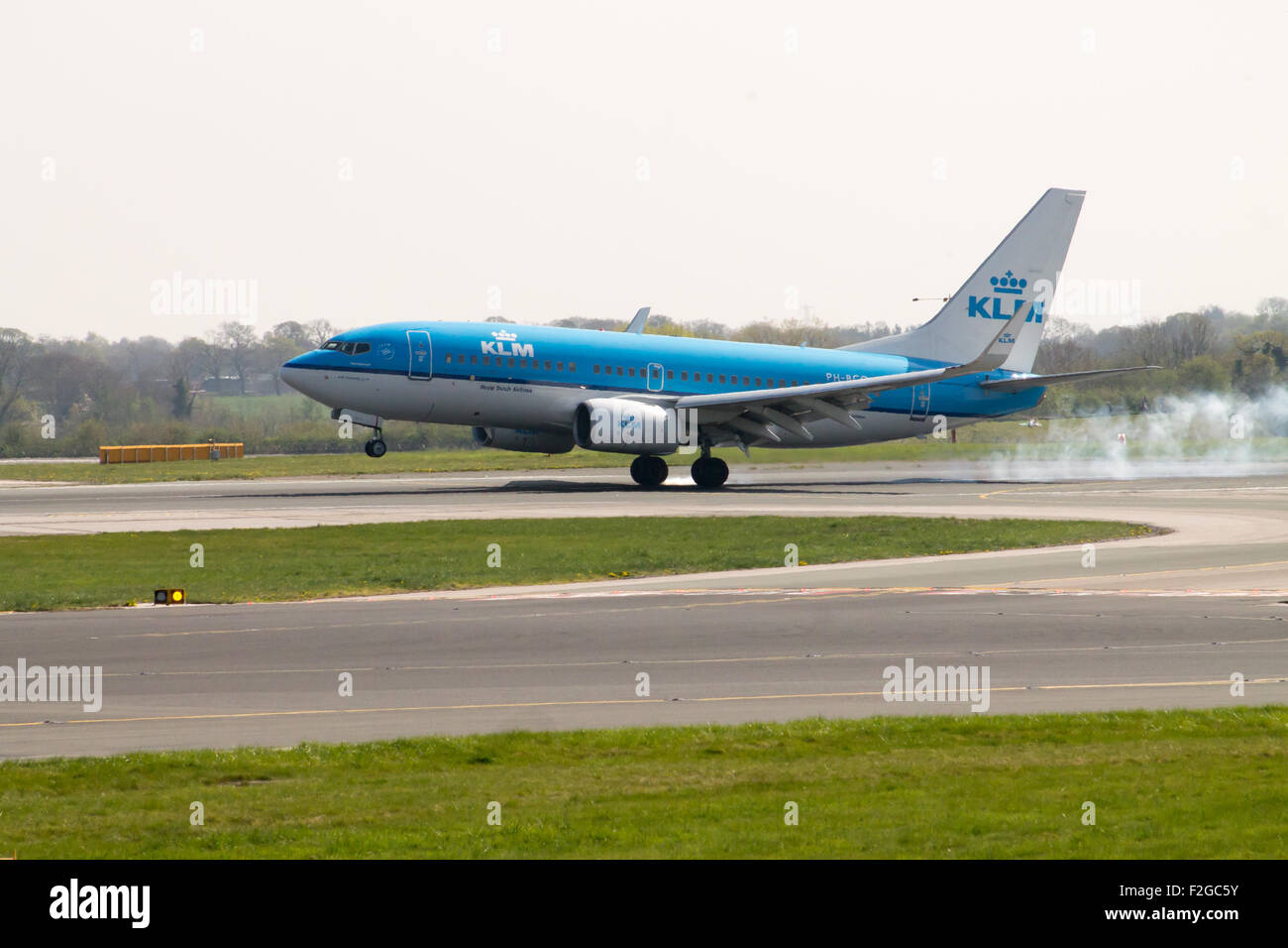 KLM-Boeing 737-700 nach Manchester International Airport landen. Stockfoto