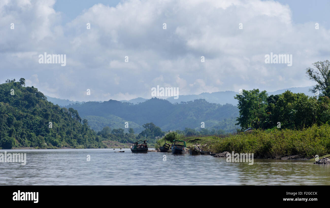 Lay Myo-Fluss im westlichen Rakhine State, Myanmar, verschwinden in Richtung der Berge im Norden. Stockfoto