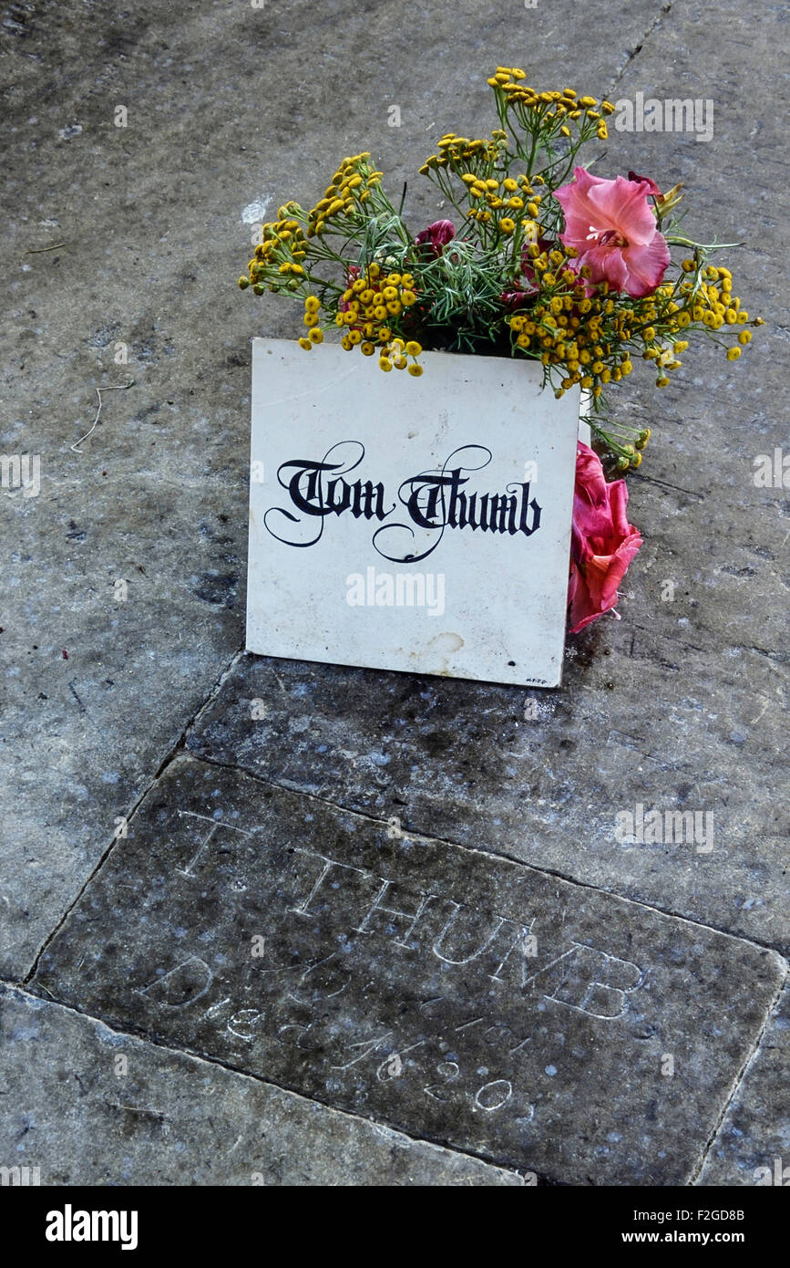 Grab von Tom Thumb in der Heiligen Dreifaltigkeit Stiftskirche. Tattershall. Lincolnshire. England. Großbritannien Stockfoto