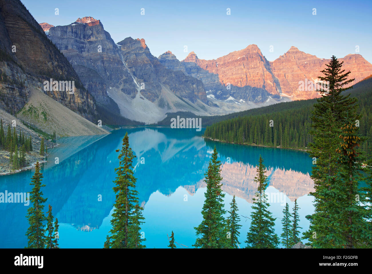 Glazial-Moraine Lake im Valley of the Ten Peaks, Banff Nationalpark, Alberta, Kanada Stockfoto