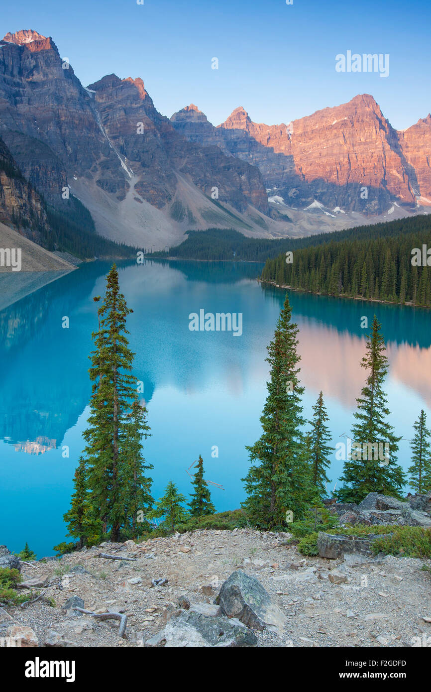 Glazial-Moraine Lake im Valley of the Ten Peaks, Banff Nationalpark, Alberta, Kanada Stockfoto