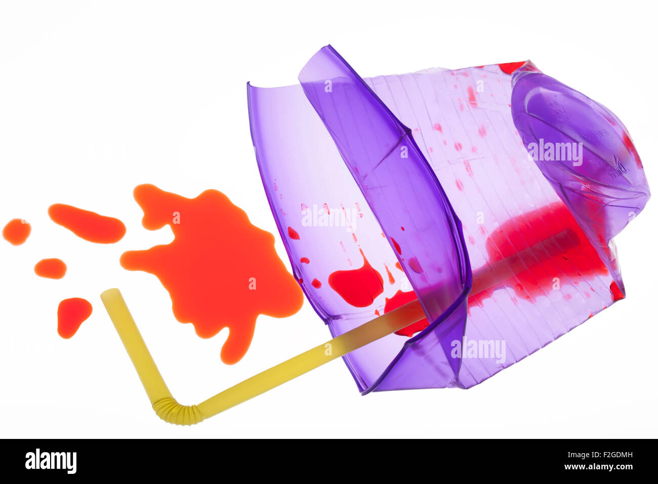 zerschmetterte transparent lila Cup mit strohgelb mit roter Flüssigkeit Verschütten auf weißen Licht-box Stockfoto