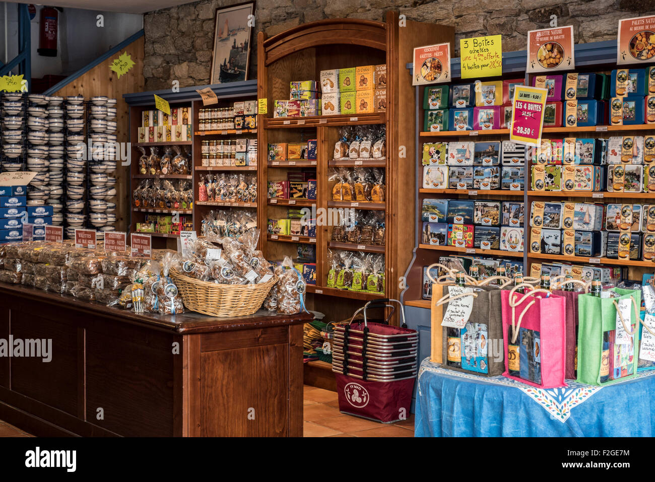 Süßwaren und Gebäck zum Verkauf im Souvenir-Shop in der Ville Close in Concarneau, Finistère, Bretagne, Frankreich Stockfoto