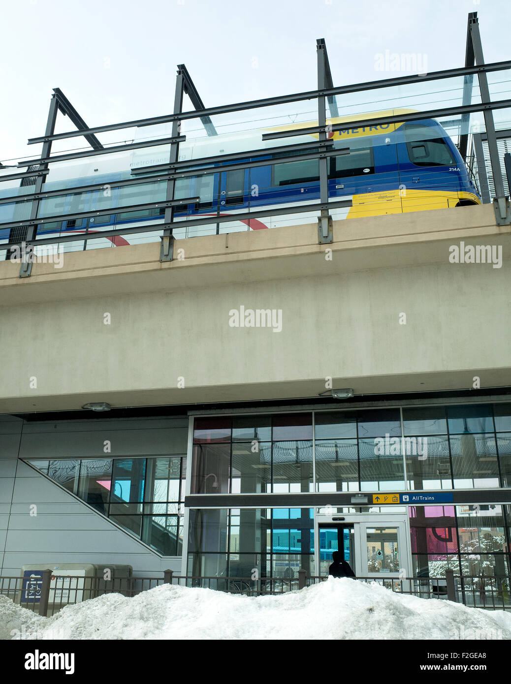 Blue-Line Transit u-Bahn einen Winter an der Lake Street Midtown Stadtbahn Station Halt macht. Minneapolis Minnesota MN USA Stockfoto