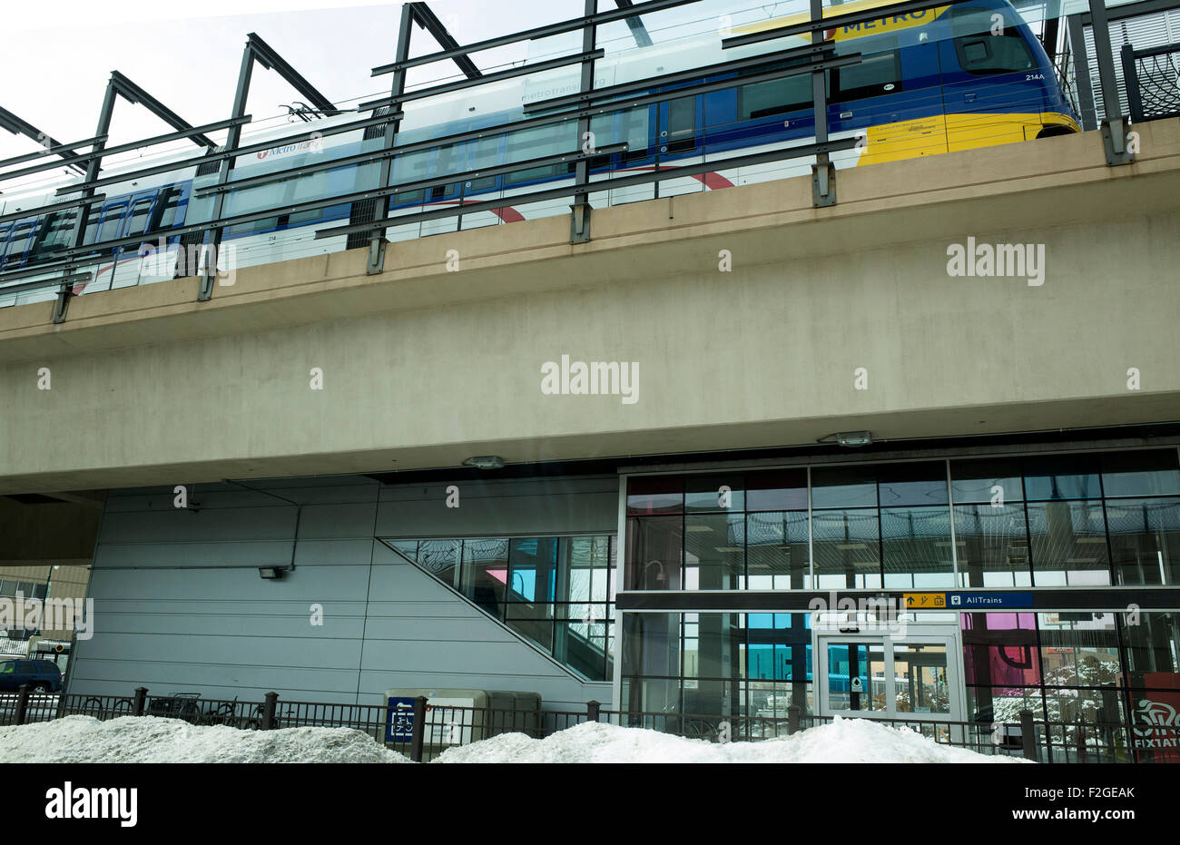 Blue-Line Transit u-Bahn einen Winter an der Lake Street Midtown Stadtbahn Station Halt macht. Minneapolis Minnesota MN USA Stockfoto