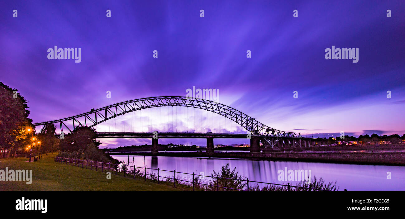 Runcorn Widnes Brücke (SIlver Jubilee Bridge) bei Sonnenuntergang Langzeitbelichtung Stockfoto