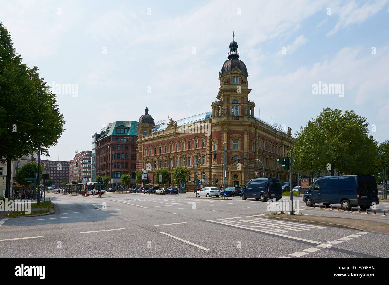 HAMBURG, Deutschland - 14. August 2015: Ansicht der Straße im Zentrum, Hamburg Oberpostdirection in Stephansplatz Stockfoto
