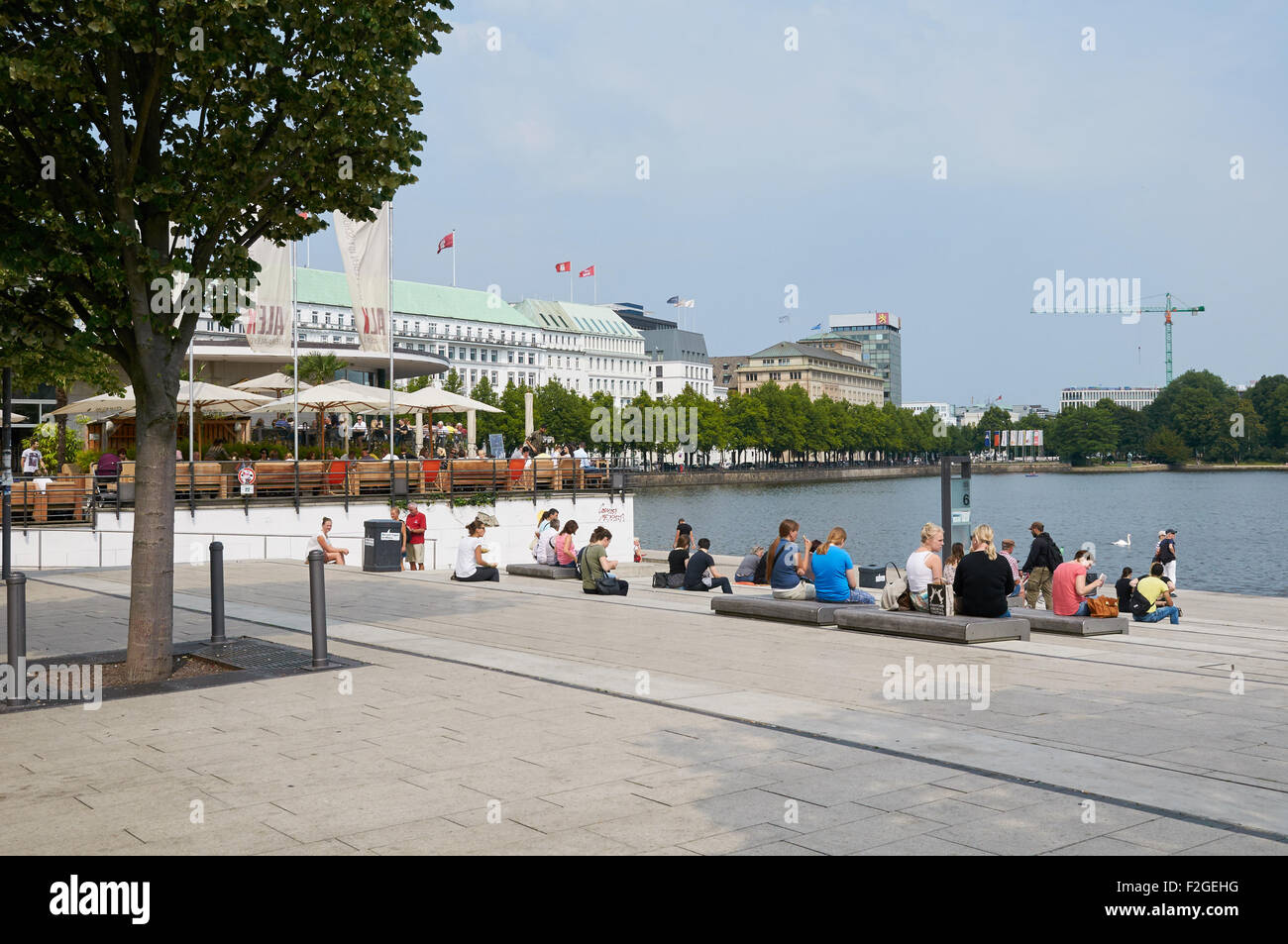 HAMBURG, Deutschland - 14. August 2015: Menschen ist ruhend nach Binnenalster See Binnenalster oder inneren Alster See einer der beiden artific Stockfoto