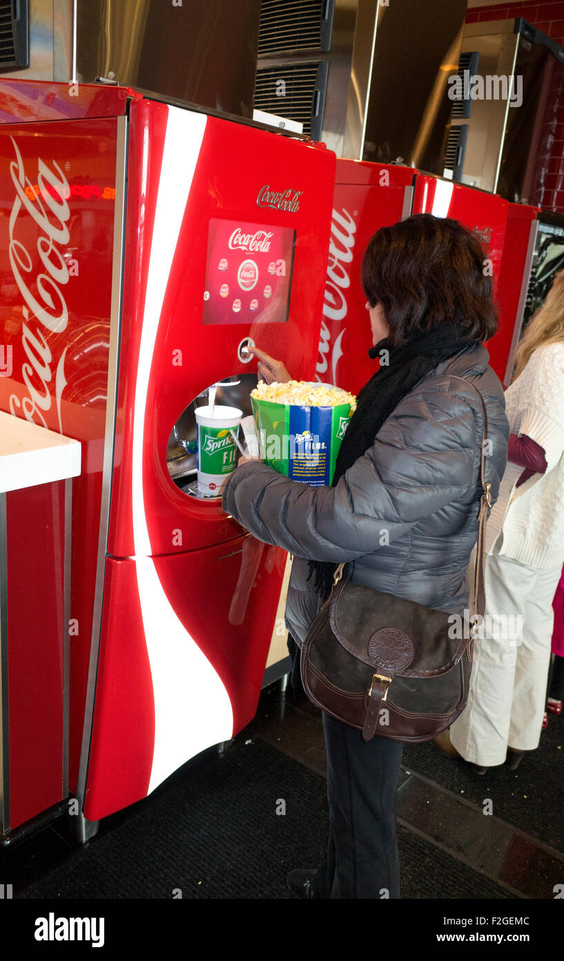 Der Verzicht auf einer Cola aus der Self-service Getränke-Maschine bei der AMC-Kino.  Roseville Minnesota MN USA Stockfoto