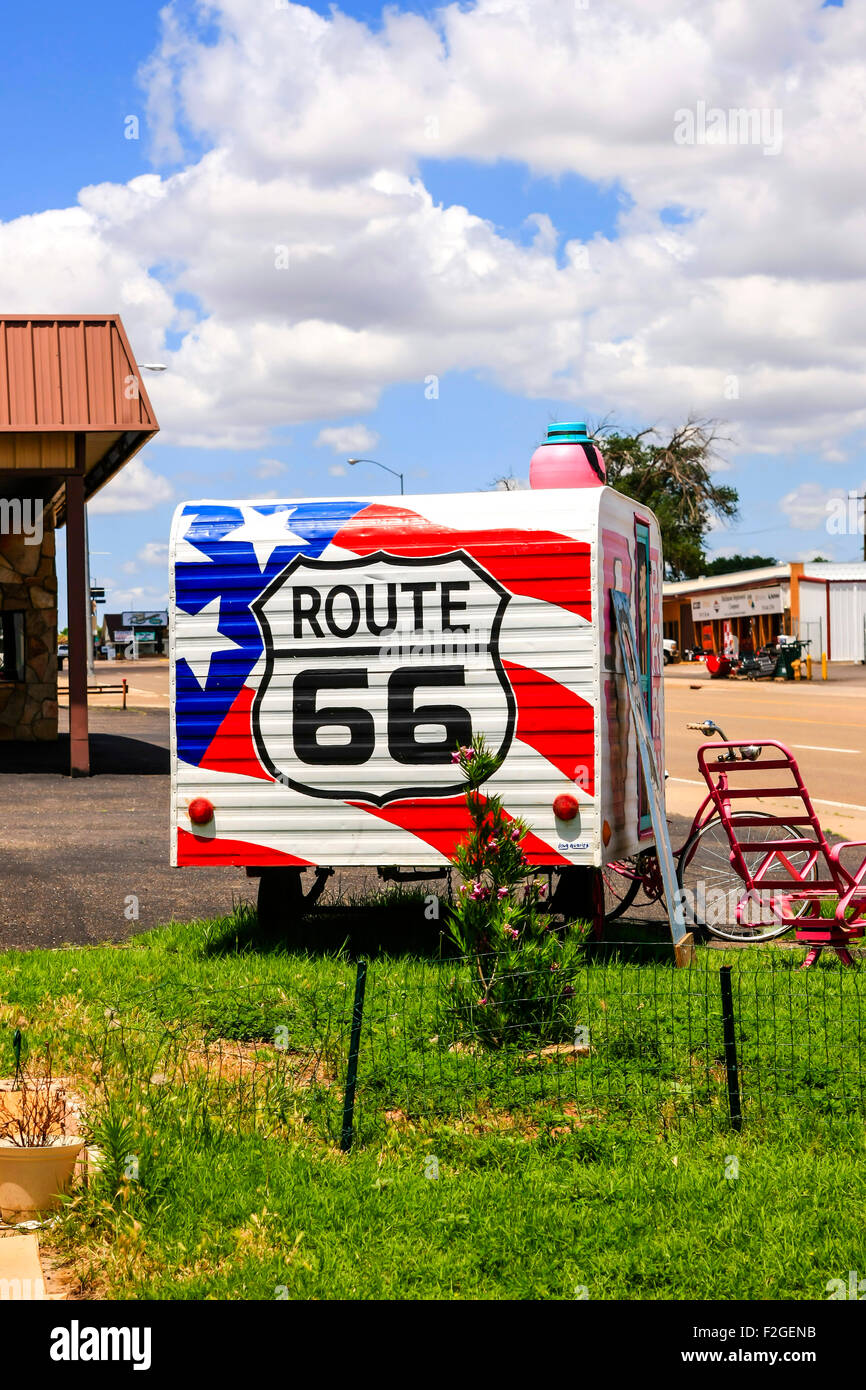 Route 66 Schild und Kunstwerk auf einen Wohnwagen in der Innenstadt von Tucumcari, New Mexico Stockfoto