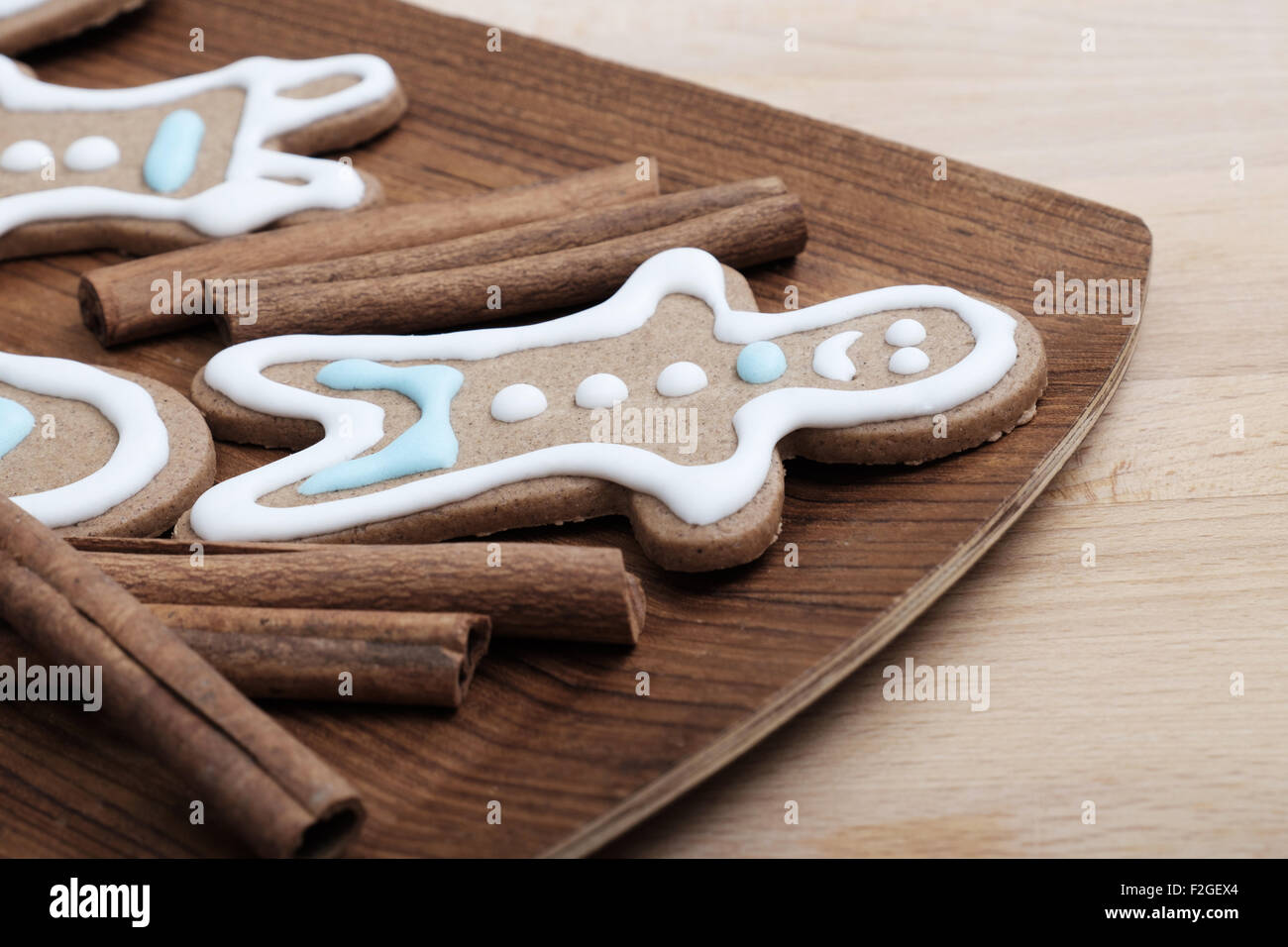Tablett mit verzierten Lebkuchen mit Zimt-sticks Stockfoto
