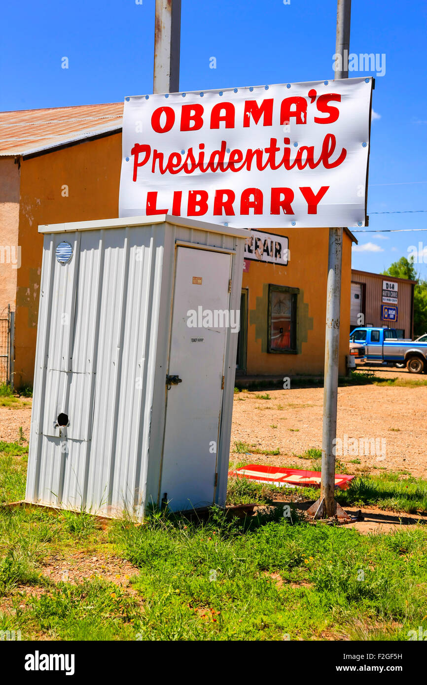 Obama die Presidential Library Schild über ein Plumpsklo in Tucumcari, New Mexico Stockfoto