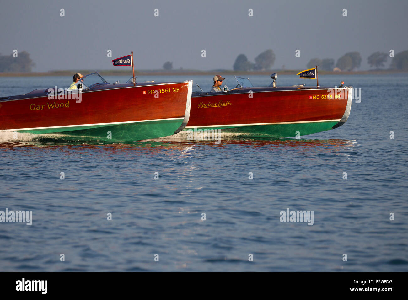 Zwei antike, hölzerne Schnellboote laufen nebeneinander. Stockfoto