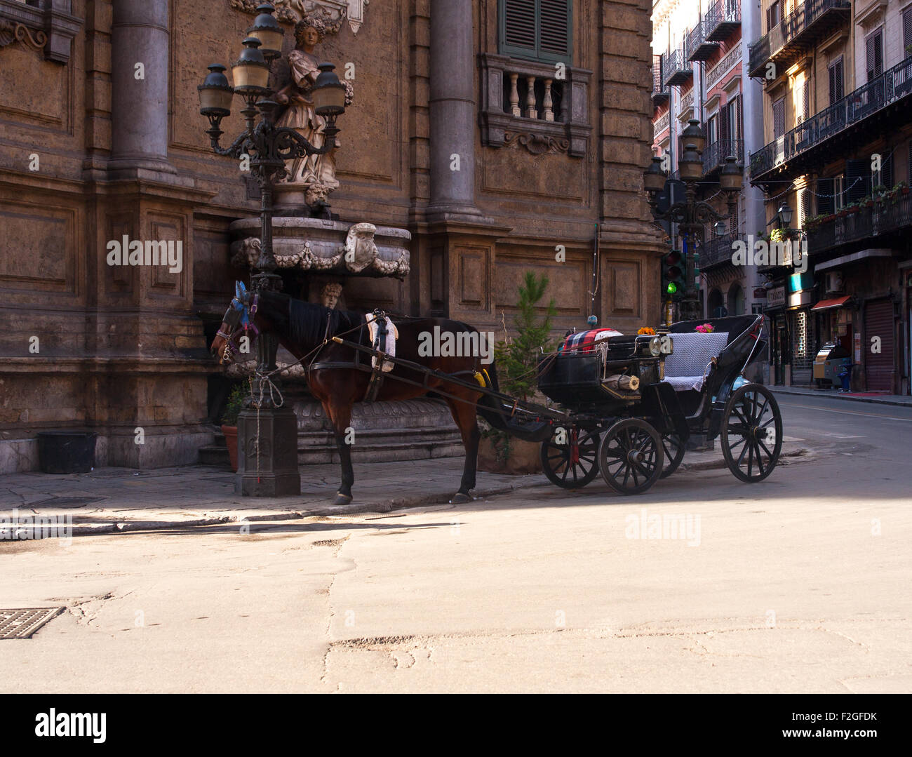 Buggy in den Quattro Canti in der barocken Platz in Palermo, Italien Stockfoto