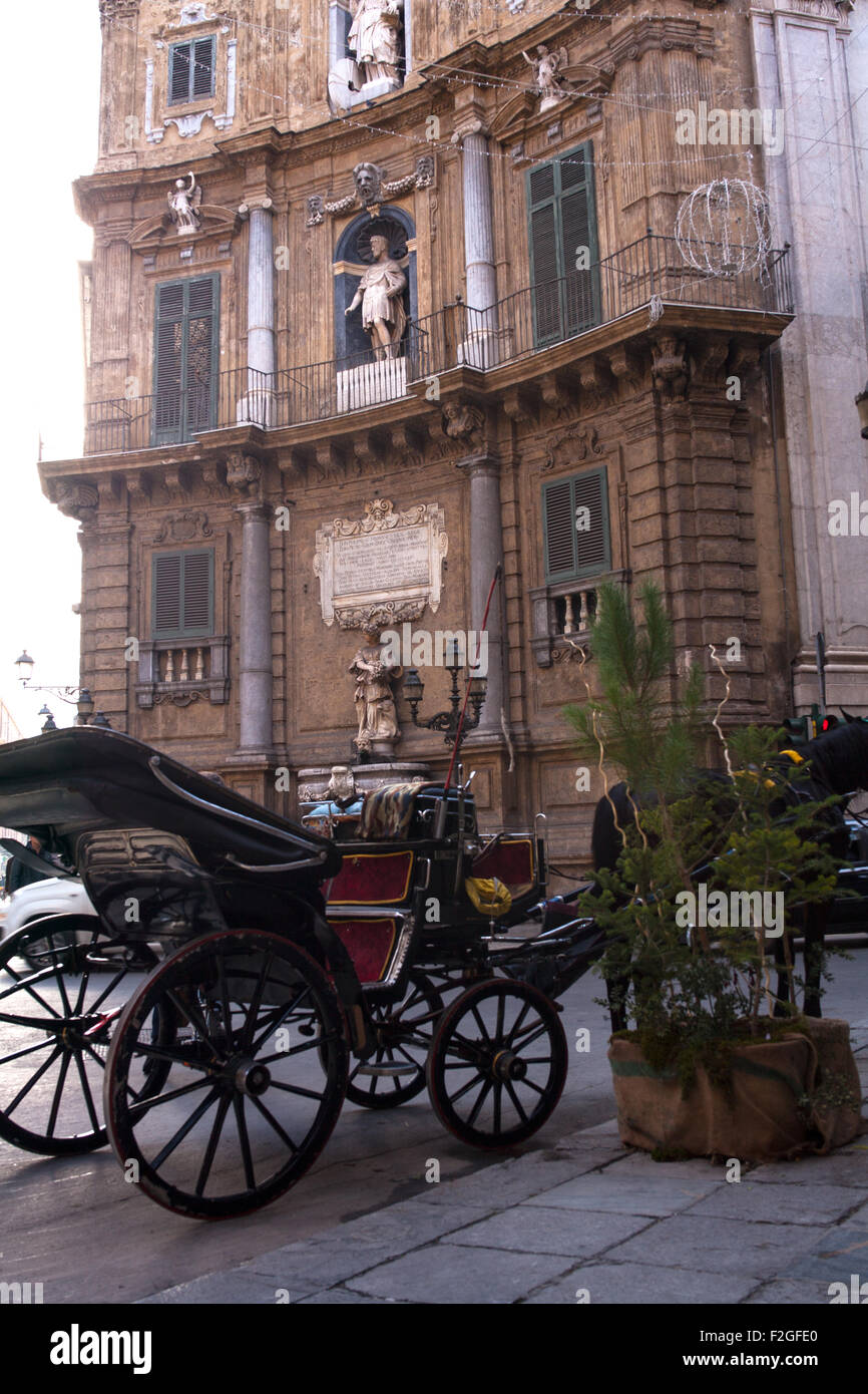 Buggy in den Quattro Canti in der barocken Platz in Palermo, Italien Stockfoto
