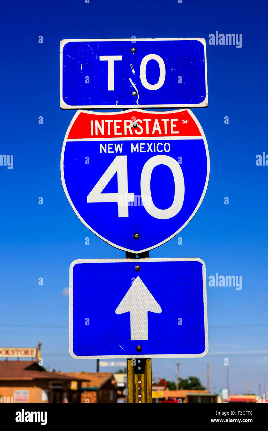 Blau und rot Interstate 40 New Mexico Zeichen. Dies ist die neue Route 66 durch die SW of America Stockfoto