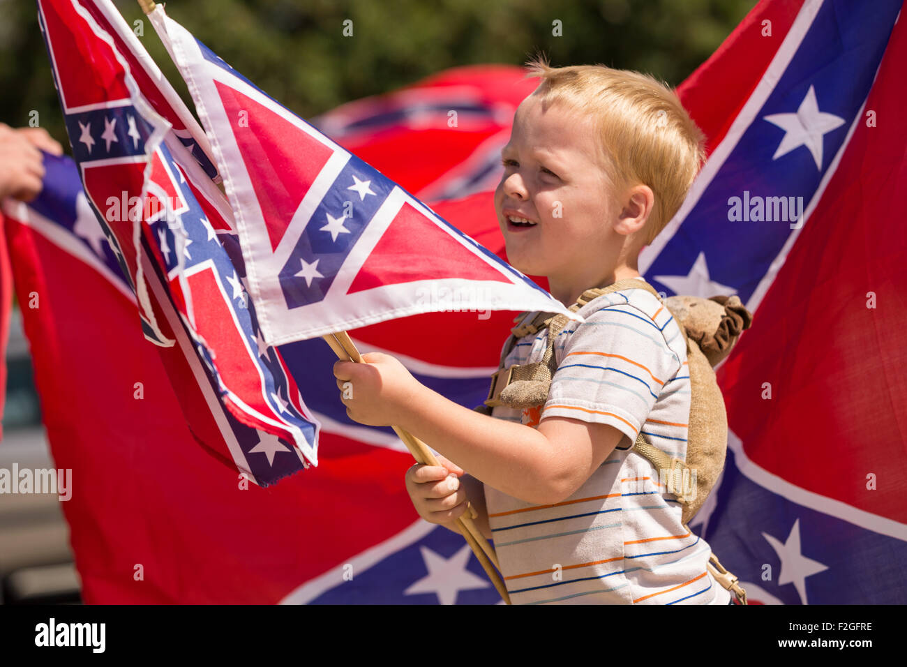 Greenville, SC, USA. 18. September 2015. Konföderierten Erbe Demonstranten versammeln sich vor der Heritage Foundation nehmen zurück America Veranstaltung gegen South Carolina Gouverneur Nikki Haley, die das Ereignis 18. September 2015 in Greenville, South Carolina anwesend sein wird. Die Veranstaltung bietet 11 Präsidentschaftskandidaten aber Trump unerwartet in letzter Minute abgesagt. Stockfoto