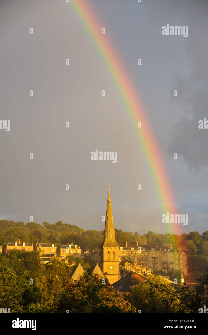 Widcombe, Bath, Großbritannien. 18. September 2015. Großbritannien Wetter. Eine Regendusche Abend wenn die Sonne untergeht, entsteht einen Regenbogen, die über St. Thomas Becket Kirche, Widcombe, Badewanne steigt: 18. September 2015 STUART WALKE Credit: © STUART WALKER/Alamy Live News Stockfoto