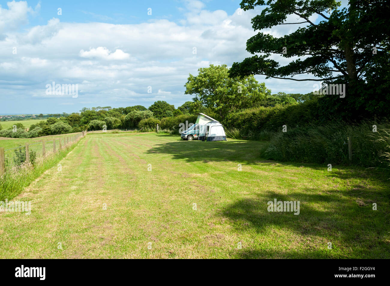 Ein Mazda Bongo-Wohnmobil mit Seite Vorzelt auf einem Campingplatz in der Nähe von Sneaton, in der Nähe von Whitby, Yorkshire, England, UK Stockfoto