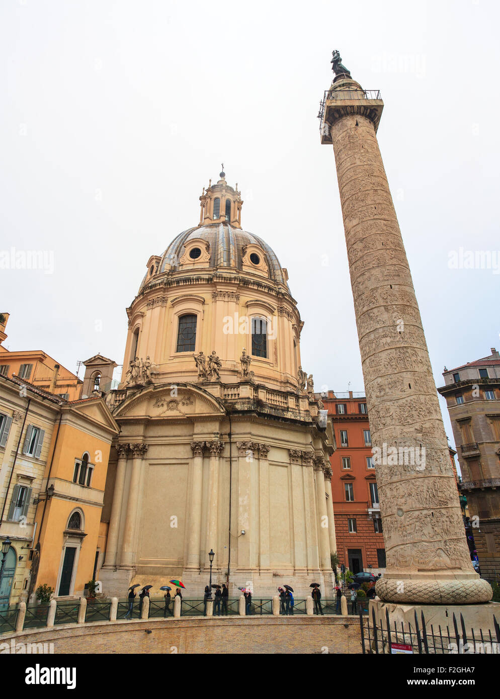 Blick auf die Trajans Säule und SS Nome di Maria Kirche, Rom Stockfoto