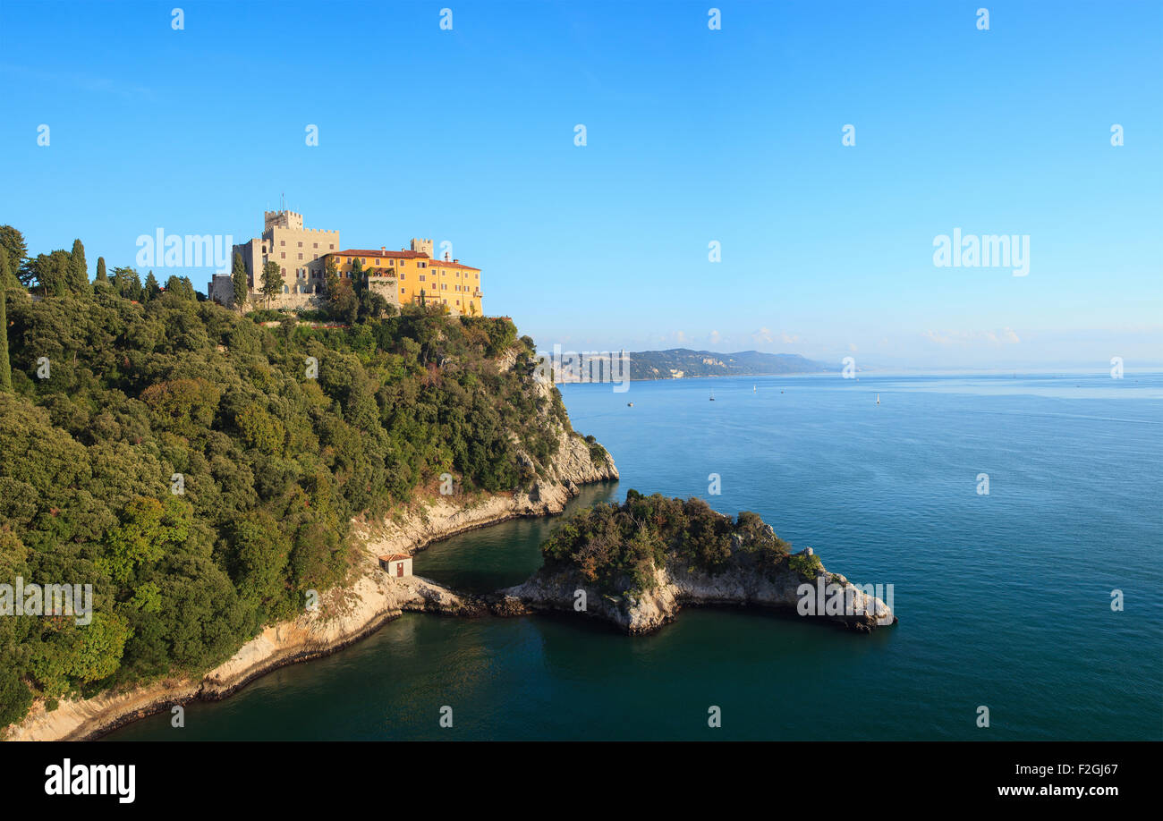 Blick auf das Schloss von Duino in Italien Stockfoto