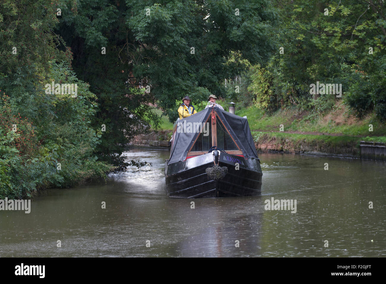 Barge im Regen, auf dem Staffordshire und Worcestershire Canal in der Nähe von Penkridge. Großbritannien Stockfoto