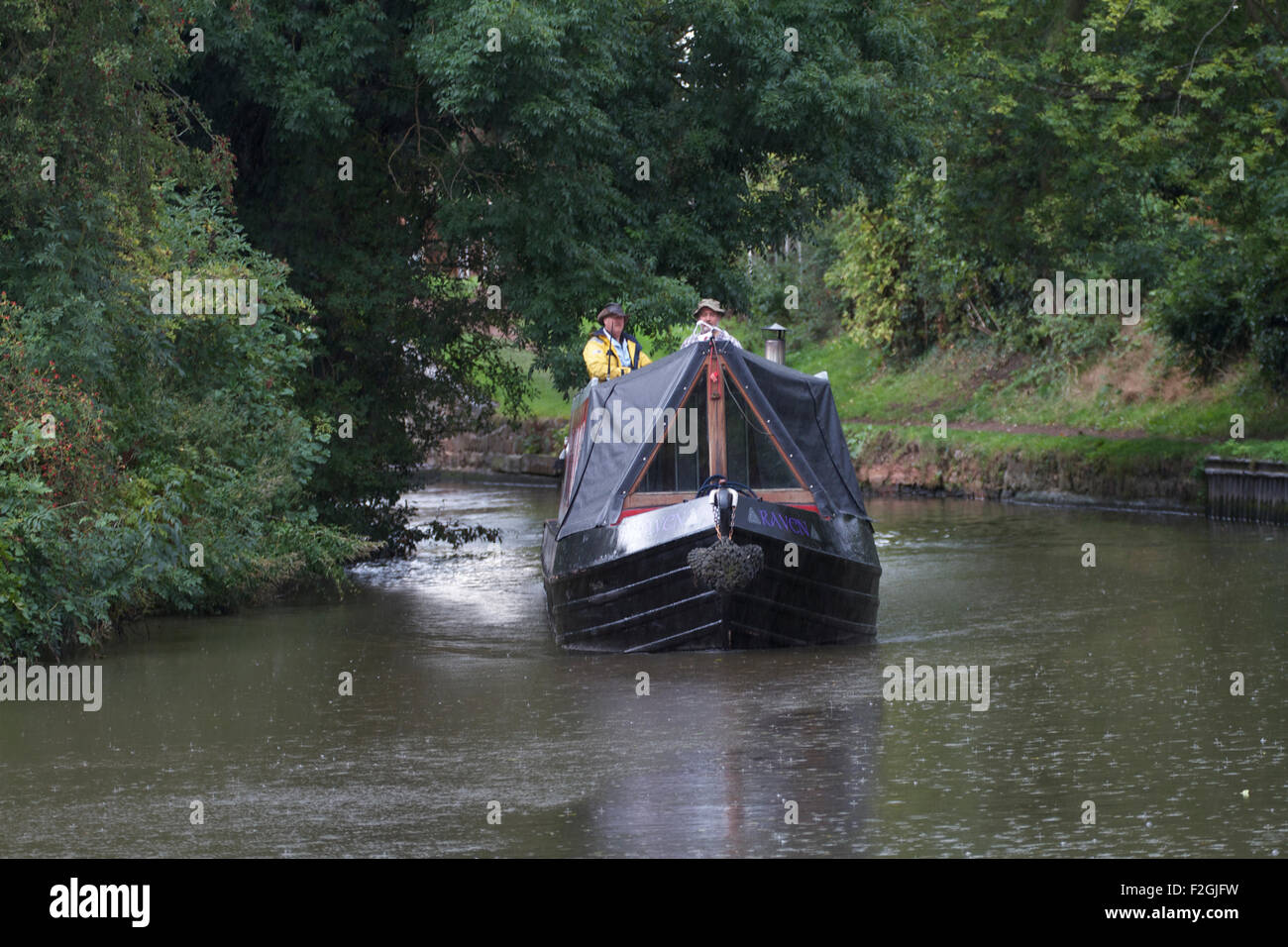 Barge im Regen, auf dem Staffordshire und Worcestershire Canal in der Nähe von Penkridge. Großbritannien Stockfoto