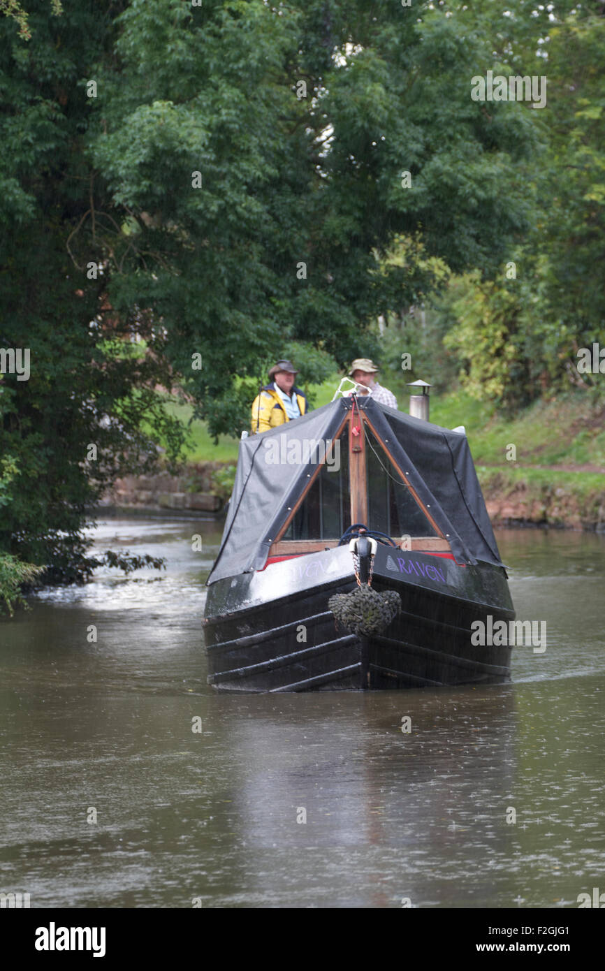 Barge im Regen, auf dem Staffordshire und Worcestershire Canal in der Nähe von Penkridge. Großbritannien Stockfoto